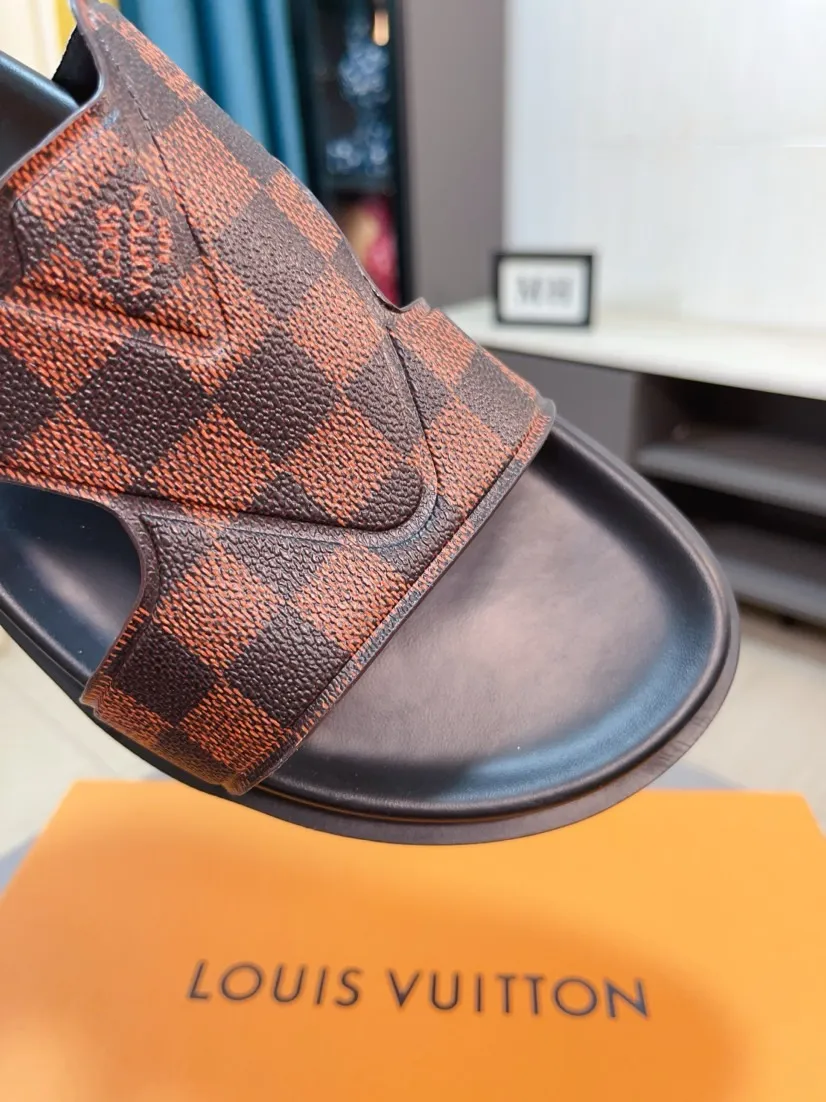 Men's shoes💰300🌹🌹【LV】Multi-color new men's slippers, original top-quality version, original special cowhide with pebbled embossing➕sheepskin on the inner and side, non-slip combination sole, more stable walking, more comfortable and lightweight, high-end and generous, size: 38~44